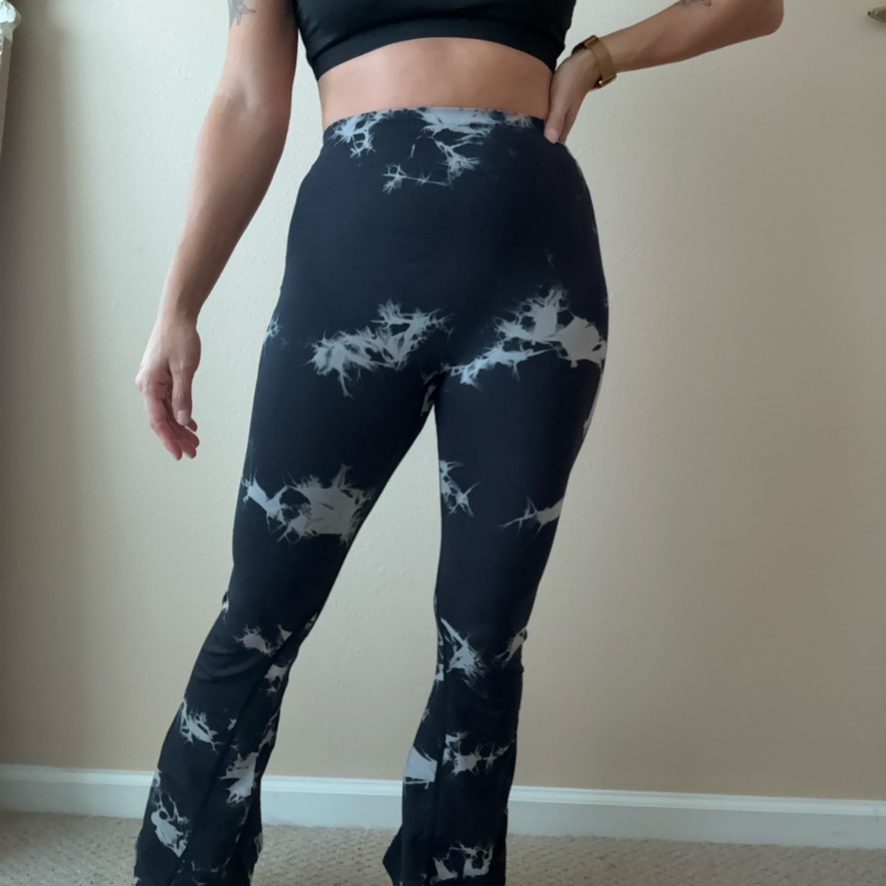 Black and White Tie-Dye Flare Leggings